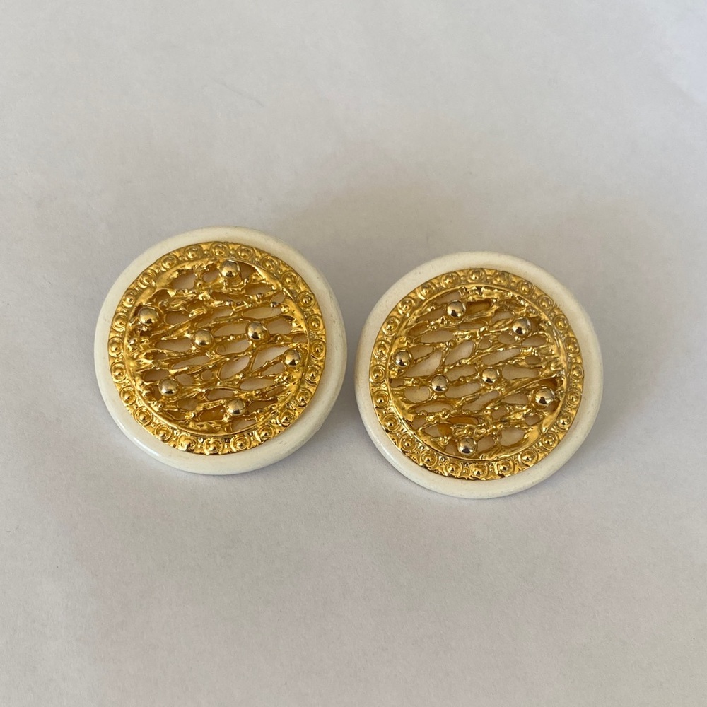 Vintage modernist lucite White and Gold Round round clip Earrings